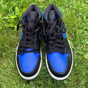 Hyper royal Jordan 1’s